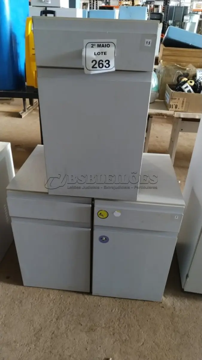 LOTE 263 - 03 ARMÁRIOS PARA CPU COM 01 PORTA E 01 GAVETA. (NO ESTADO) ATENÇÃO! FAZER A VISITAÇÃO ANTES DE ARREMATAR, NÃO SABEMOS SE FUNCIONA, LEILÃO NÃO TEM GARANTIA E NEM DEVOLUÇÃO, SUJEITO A POSSÍVEIS AVARIAS VISÍVEIS/OCULTAS E/OU AUSÊNCIA DE COMPONENTES.