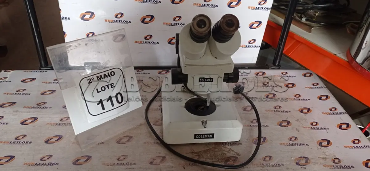 LOTE 110 - 01 MICROSCÓPIO MARCA COLEMAN. (NO ESTADO) ATENÇÃO! FAZER A VISITAÇÃO ANTES DE ARREMATAR, NÃO SABEMOS SE FUNCIONA, LEILÃO NÃO TEM GARANTIA E NEM DEVOLUÇÃO, SUJEITO A POSSÍVEIS AVARIAS VISÍVEIS/OCULTAS E/OU AUSÊNCIA DE COMPONENTES.
