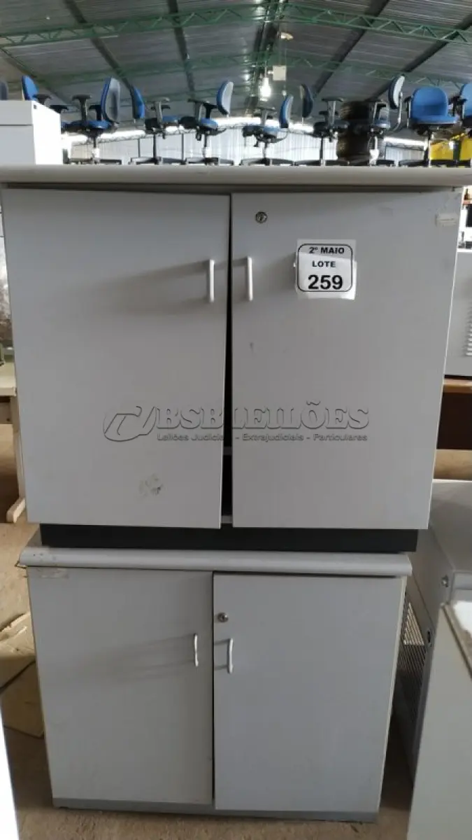LOTE 259 - 02 ARMÁRIOS BAIXOS EM MADEIRA COM 02 PORTAS CADA. (NO ESTADO) ATENÇÃO! FAZER A VISITAÇÃO ANTES DE ARREMATAR, NÃO SABEMOS SE FUNCIONA, LEILÃO NÃO TEM GARANTIA E NEM DEVOLUÇÃO, SUJEITO A POSSÍVEIS AVARIAS VISÍVEIS/OCULTAS E/OU AUSÊNCIA DE COMPONENTES.