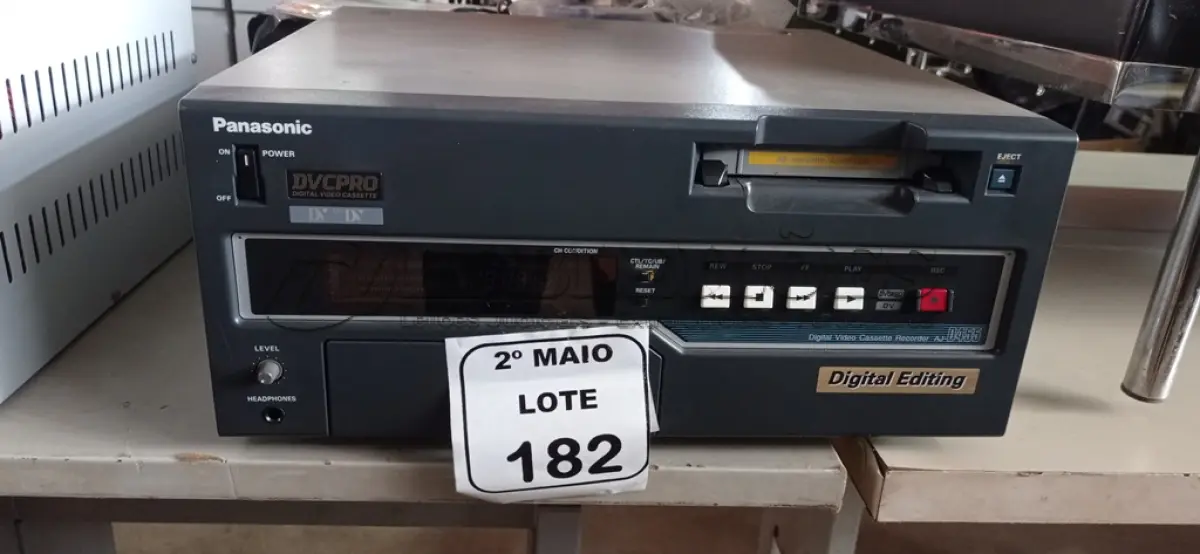 LOTE 182 - 01 DVCPRO MODELO AJ-D455 MARCA PANASONIC. (NO ESTADO) ATENÇÃO! FAZER A VISITAÇÃO ANTES DE ARREMATAR, NÃO SABEMOS SE FUNCIONA, LEILÃO NÃO TEM GARANTIA E NEM DEVOLUÇÃO, SUJEITO A POSSÍVEIS AVARIAS VISÍVEIS/OCULTAS E/OU AUSÊNCIA DE COMPONENTES.