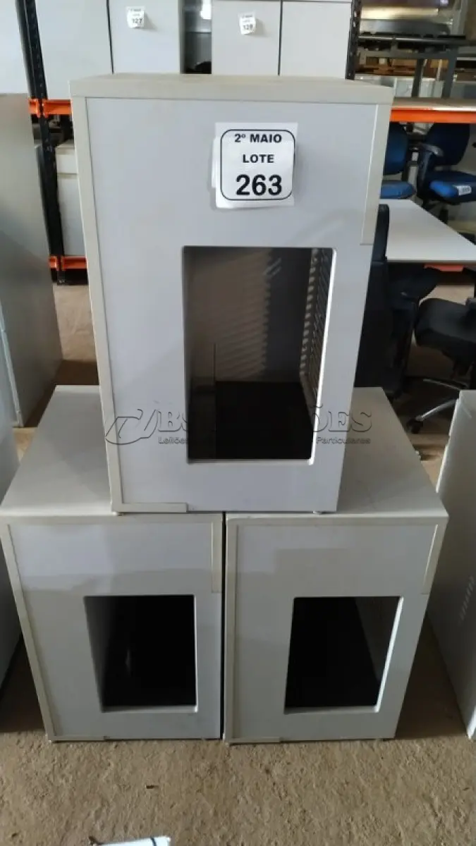 LOTE 263 - 03 ARMÁRIOS PARA CPU COM 01 PORTA E 01 GAVETA. (NO ESTADO) ATENÇÃO! FAZER A VISITAÇÃO ANTES DE ARREMATAR, NÃO SABEMOS SE FUNCIONA, LEILÃO NÃO TEM GARANTIA E NEM DEVOLUÇÃO, SUJEITO A POSSÍVEIS AVARIAS VISÍVEIS/OCULTAS E/OU AUSÊNCIA DE COMPONENTES.