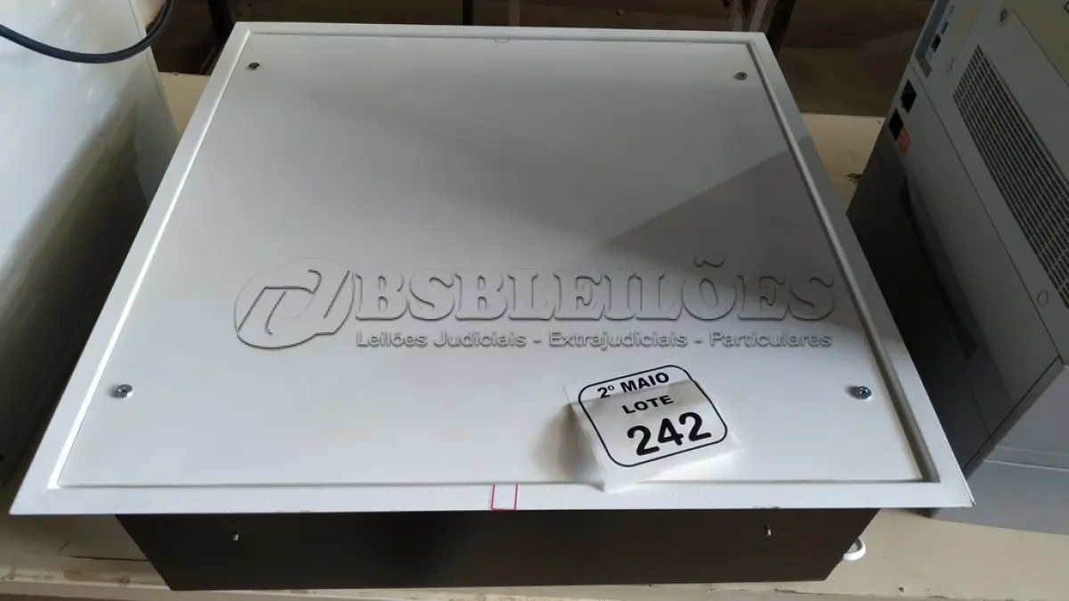 LOTE 242 - 01 LIFT ELEVADOR PARA PROJETOR 0X50X18 220V COM CONTROLE REMOTO. (NO ESTADO) ATENÇÃO! FAZER A VISITAÇÃO ANTES DE ARREMATAR, NÃO SABEMOS SE FUNCIONA, LEILÃO NÃO TEM GARANTIA E NEM DEVOLUÇÃO, SUJEITO A POSSÍVEIS AVARIAS VISÍVEIS/OCULTAS E/OU AUSÊNCIA DE COMPONENTES.