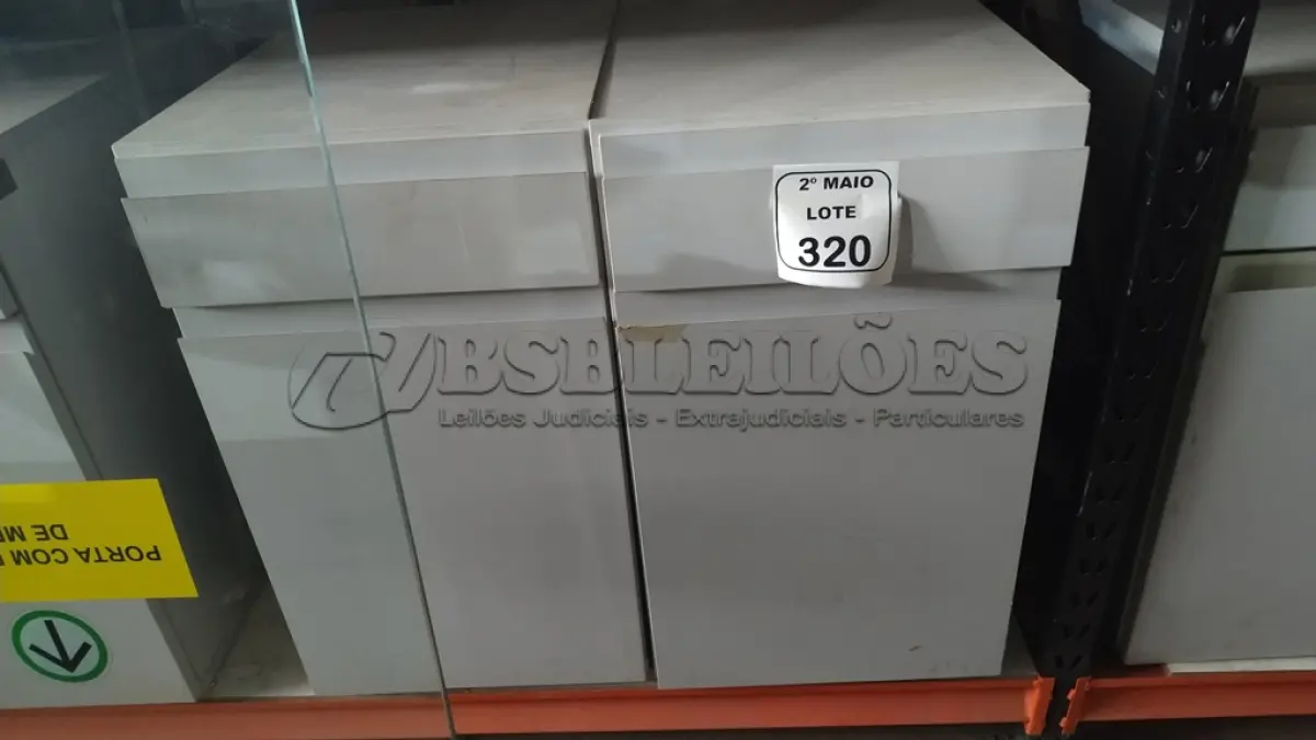 LOTE 320 - 02 ARMÁRIOS PARA CPU COM 01 PORTA E 01 GAVETA. (NO ESTADO) ATENÇÃO! FAZER A VISITAÇÃO ANTES DE ARREMATAR, NÃO SABEMOS SE FUNCIONA, LEILÃO NÃO TEM GARANTIA E NEM DEVOLUÇÃO, SUJEITO A POSSÍVEIS AVARIAS VISÍVEIS/OCULTAS E/OU AUSÊNCIA DE COMPONENTES.