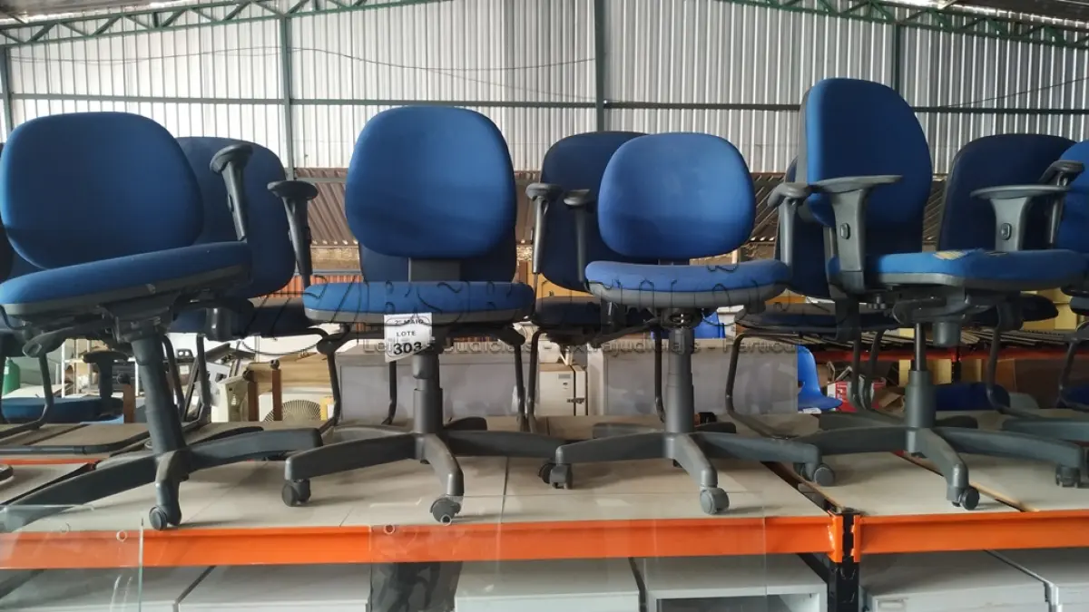 LOTE 303 - 03 CADEIRAS DE ESCRITÓRIO GIRATÓRIAS NA COR AZUL. (NO ESTADO) ATENÇÃO! FAZER A VISITAÇÃO ANTES DE ARREMATAR, NÃO SABEMOS SE FUNCIONA, LEILÃO NÃO TEM GARANTIA E NEM DEVOLUÇÃO, SUJEITO A POSSÍVEIS AVARIAS VISÍVEIS/OCULTAS E/OU AUSÊNCIA DE COMPONENTES.