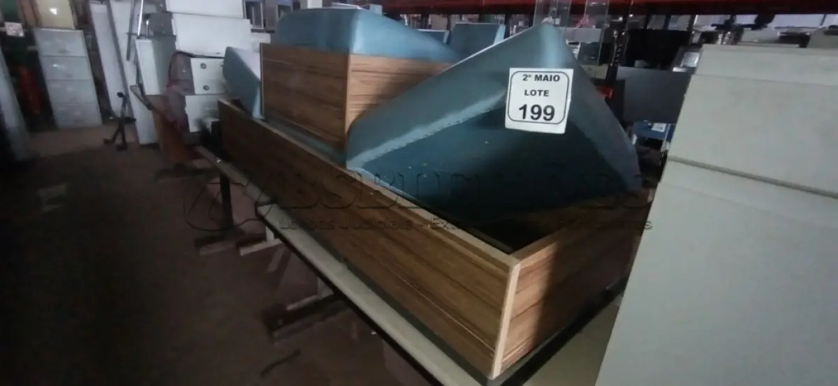 LOTE 199 - 01 BANCO DE 03 LUGARES EM MADEIRA COM ESTRUTURA EM METAL E ASSENTO ALMOFADADO NA COR AZUL E 01PUFF. (NO ESTADO) ATENÇÃO! FAZER A VISITAÇÃO ANTES DE ARREMATAR, NÃO SABEMOS SE FUNCIONA, LEILÃO NÃO TEM GARANTIA E NEM DEVOLUÇÃO, SUJEITO A POSSÍVEIS AVARIAS VISÍVEIS/OCULTAS E/OU AUSÊNCIA DE COMPONENTES.