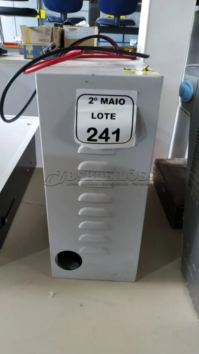 LOTE 241 - 01 BANCO DE BATERIA COM 04 BATERIAS. (NO ESTADO) ATENÇÃO! FAZER A VISITAÇÃO ANTES DE ARREMATAR, NÃO SABEMOS SE FUNCIONA, LEILÃO NÃO TEM GARANTIA E NEM DEVOLUÇÃO, SUJEITO A POSSÍVEIS AVARIAS VISÍVEIS/OCULTAS E/OU AUSÊNCIA DE COMPONENTES.