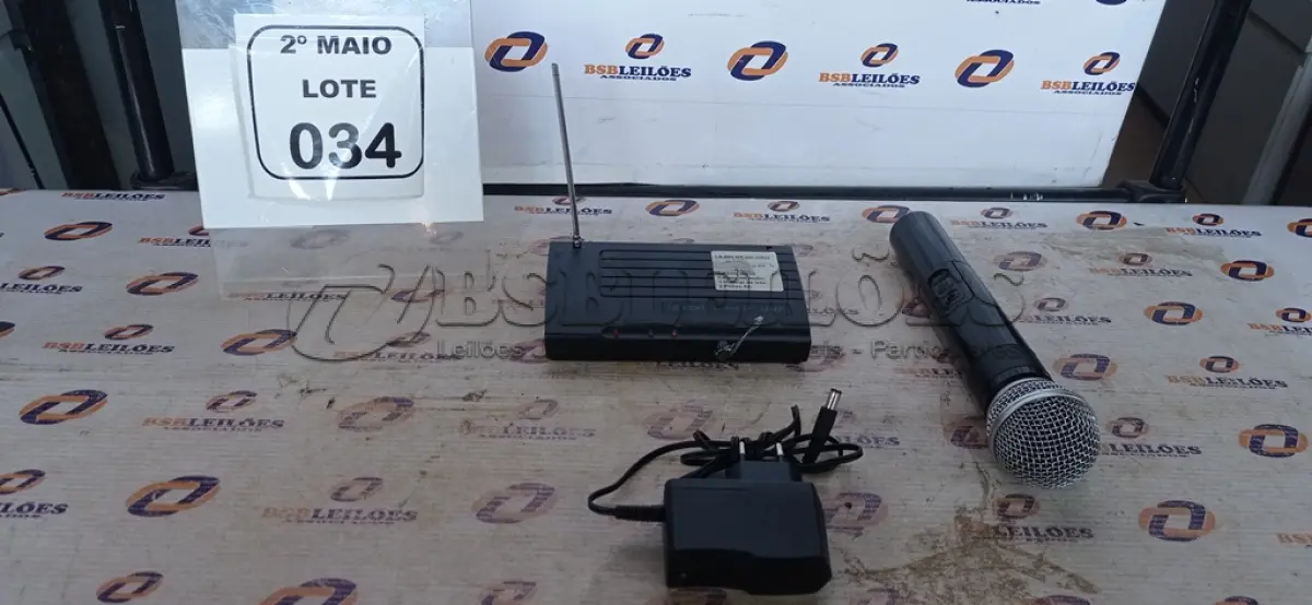 LOTE 034 - 01 MICROFONE COM RECEPTOR. (NO ESTADO) ATENÇÃO! FAZER A VISITAÇÃO ANTES DE ARREMATAR, NÃO SABEMOS SE FUNCIONA, LEILÃO NÃO TEM GARANTIA E NEM DEVOLUÇÃO, SUJEITO A POSSÍVEIS AVARIAS VISÍVEIS/OCULTAS E/OU AUSÊNCIA DE COMPONENTES.