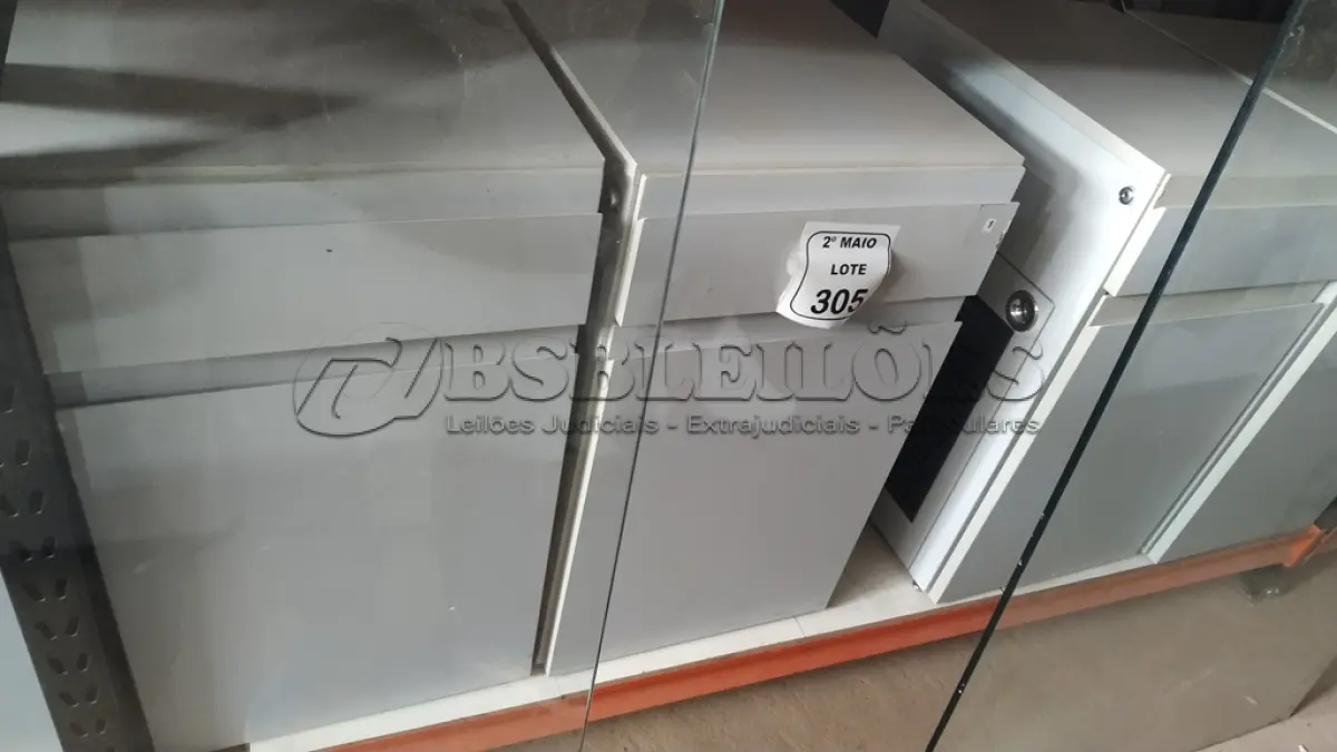 LOTE 305 - 02 ARMÁRIOS PARA CPU COM 01 PORTA E 01 GAVETA. (NO ESTADO) ATENÇÃO! FAZER A VISITAÇÃO ANTES DE ARREMATAR, NÃO SABEMOS SE FUNCIONA, LEILÃO NÃO TEM GARANTIA E NEM DEVOLUÇÃO, SUJEITO A POSSÍVEIS AVARIAS VISÍVEIS/OCULTAS E/OU AUSÊNCIA DE COMPONENTES.