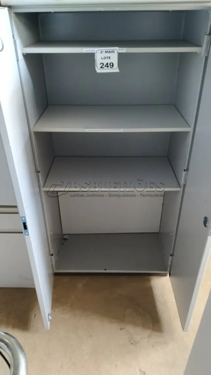 LOTE 249 - 01 ARMÁRIO ALTO EM FERRO E MADEIRA COM 02 PORTAS. (NO ESTADO) ATENÇÃO! FAZER A VISITAÇÃO ANTES DE ARREMATAR, NÃO SABEMOS SE FUNCIONA, LEILÃO NÃO TEM GARANTIA E NEM DEVOLUÇÃO, SUJEITO A POSSÍVEIS AVARIAS VISÍVEIS/OCULTAS E/OU AUSÊNCIA DE COMPONENTES.