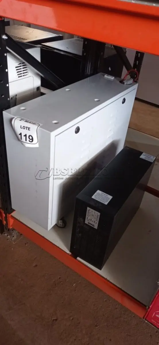LOTE 119 - 01 BANCO DE BATERIA VAZIO E 01 NOBREAK 1684 VA MARCA SMS. (NO ESTADO) ATENÇÃO! FAZER A VISITAÇÃO ANTES DE ARREMATAR, NÃO SABEMOS SE FUNCIONA, LEILÃO NÃO TEM GARANTIA E NEM DEVOLUÇÃO, SUJEITO A POSSÍVEIS AVARIAS VISÍVEIS/OCULTAS E/OU AUSÊNCIA DE COMPONENTES.
