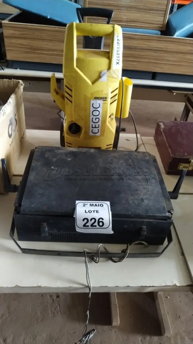 LOTE 226 - 01 LUMINÁRIA DE ESTÚDIO DOBRÁVEL E 01 LAVADORA DE ALTA PRESSÃO INCOMPLETA MARCA KARCHER. (NO ESTADO) ATENÇÃO! FAZER A VISITAÇÃO ANTES DE ARREMATAR, NÃO SABEMOS SE FUNCIONA, LEILÃO NÃO TEM GARANTIA E NEM DEVOLUÇÃO, SUJEITO A POSSÍVEIS AVARIAS VISÍVEIS/OCULTAS E/OU AUSÊNCIA DE COMPONENTES.