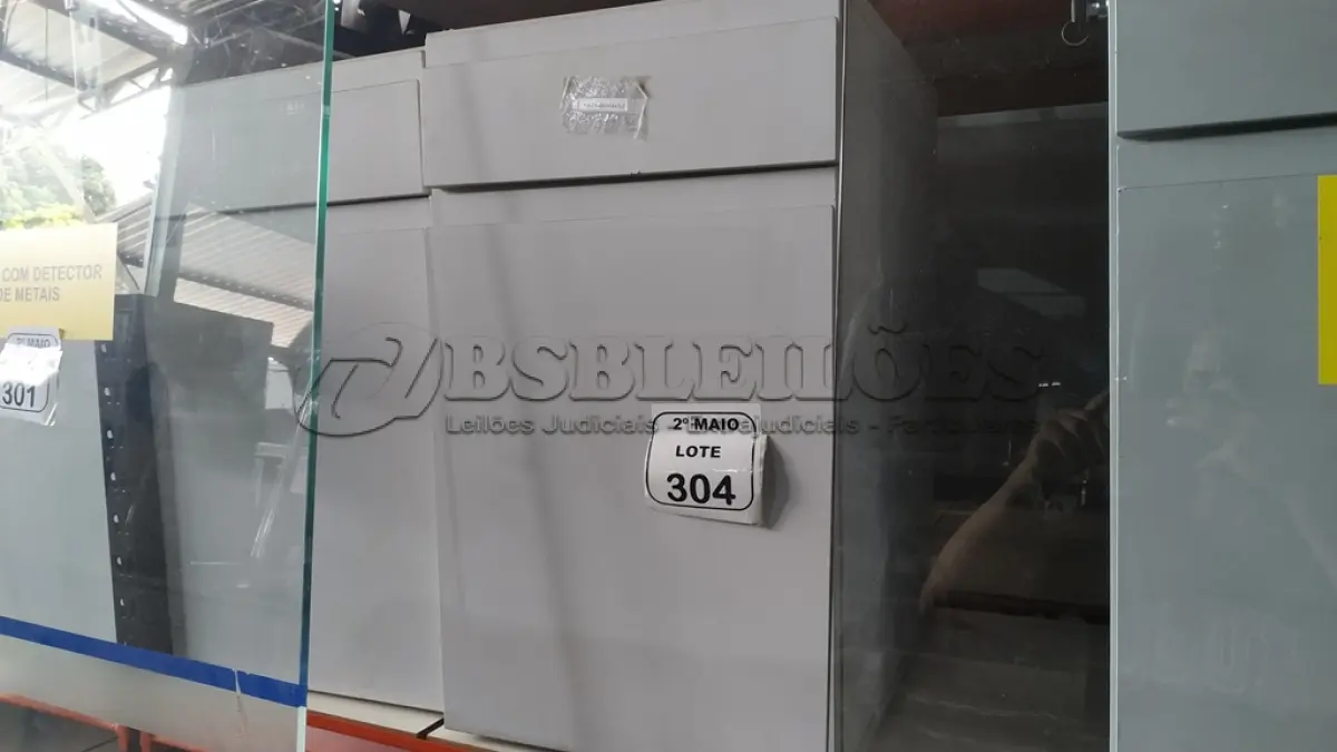 LOTE 304 - 02 ARMÁRIOS PARA CPU COM 01 PORTA E 01 GAVETA. (NO ESTADO) ATENÇÃO! FAZER A VISITAÇÃO ANTES DE ARREMATAR, NÃO SABEMOS SE FUNCIONA, LEILÃO NÃO TEM GARANTIA E NEM DEVOLUÇÃO, SUJEITO A POSSÍVEIS AVARIAS VISÍVEIS/OCULTAS E/OU AUSÊNCIA DE COMPONENTES.