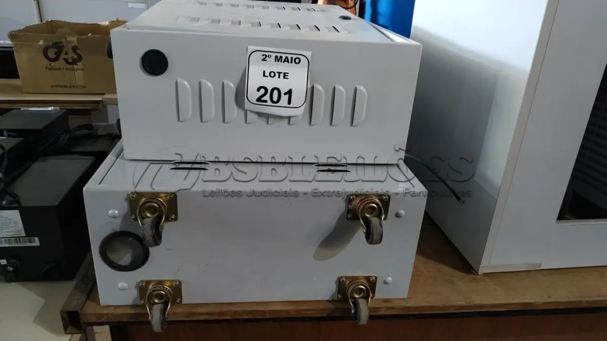 LOTE 201 - 02 BANCOS DE BATERIAS VAZIOS. (NO ESTADO) ATENÇÃO! FAZER A VISITAÇÃO ANTES DE ARREMATAR, NÃO SABEMOS SE FUNCIONA, LEILÃO NÃO TEM GARANTIA E NEM DEVOLUÇÃO, SUJEITO A POSSÍVEIS AVARIAS VISÍVEIS/OCULTAS E/OU AUSÊNCIA DE COMPONENTES.