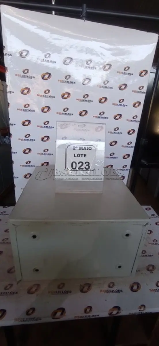 LOTE 023 - 01 COFRE DIGITAL. (NO ESTADO) ATENÇÃO! FAZER A VISITAÇÃO ANTES DE ARREMATAR, NÃO SABEMOS SE FUNCIONA, LEILÃO NÃO TEM GARANTIA E NEM DEVOLUÇÃO, SUJEITO A POSSÍVEIS AVARIAS VISÍVEIS/OCULTAS E/OU AUSÊNCIA DE COMPONENTES.