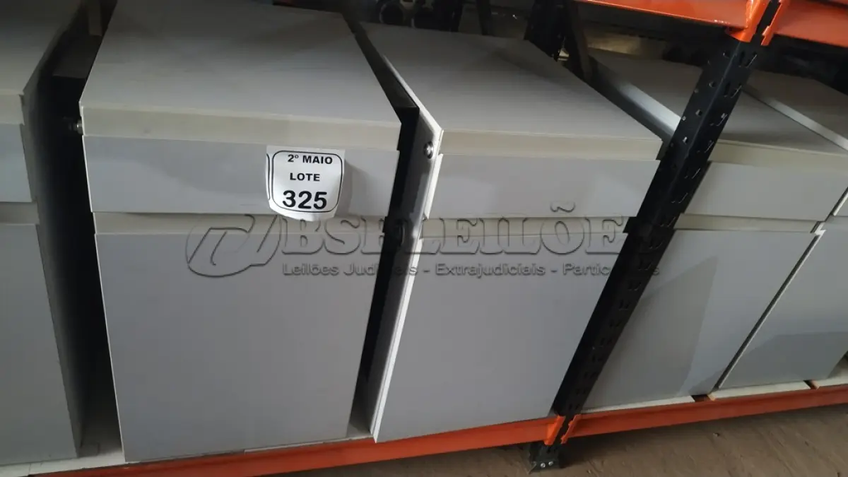 LOTE 325 - 02 ARMÁRIOS PARA CPU COM 01 PORTA E 01 GAVETA. (NO ESTADO) ATENÇÃO! FAZER A VISITAÇÃO ANTES DE ARREMATAR, NÃO SABEMOS SE FUNCIONA, LEILÃO NÃO TEM GARANTIA E NEM DEVOLUÇÃO, SUJEITO A POSSÍVEIS AVARIAS VISÍVEIS/OCULTAS E/OU AUSÊNCIA DE COMPONENTES.
