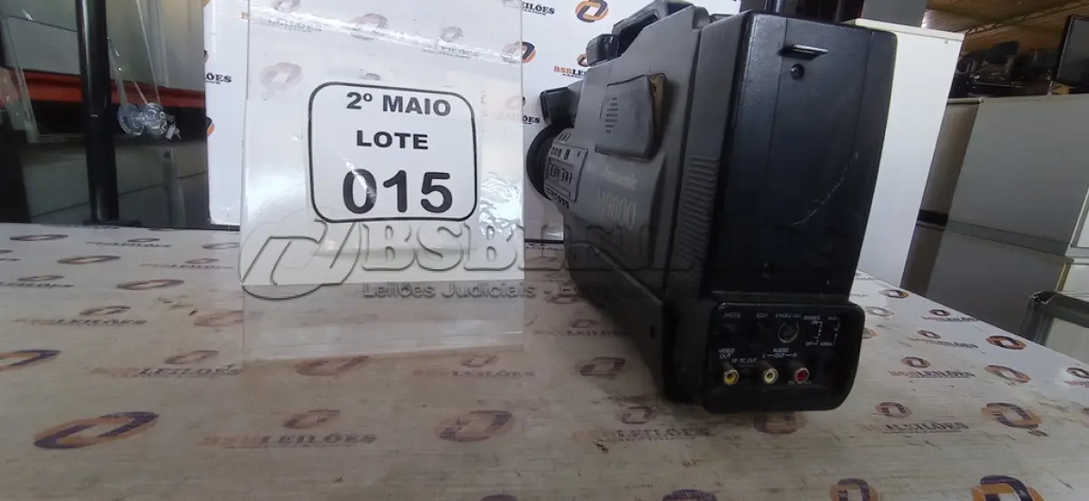 LOTE 015 - 01 FILMADORA PROFISSIONAL MODELO M-9000 MARCA PANASONIC. (NO ESTADO) ATENÇÃO! FAZER A VISITAÇÃO ANTES DE ARREMATAR, NÃO SABEMOS SE FUNCIONA, LEILÃO NÃO TEM GARANTIA E NEM DEVOLUÇÃO, SUJEITO A POSSÍVEIS AVARIAS VISÍVEIS/OCULTAS E/OU AUSÊNCIA DE COMPONENTES.
