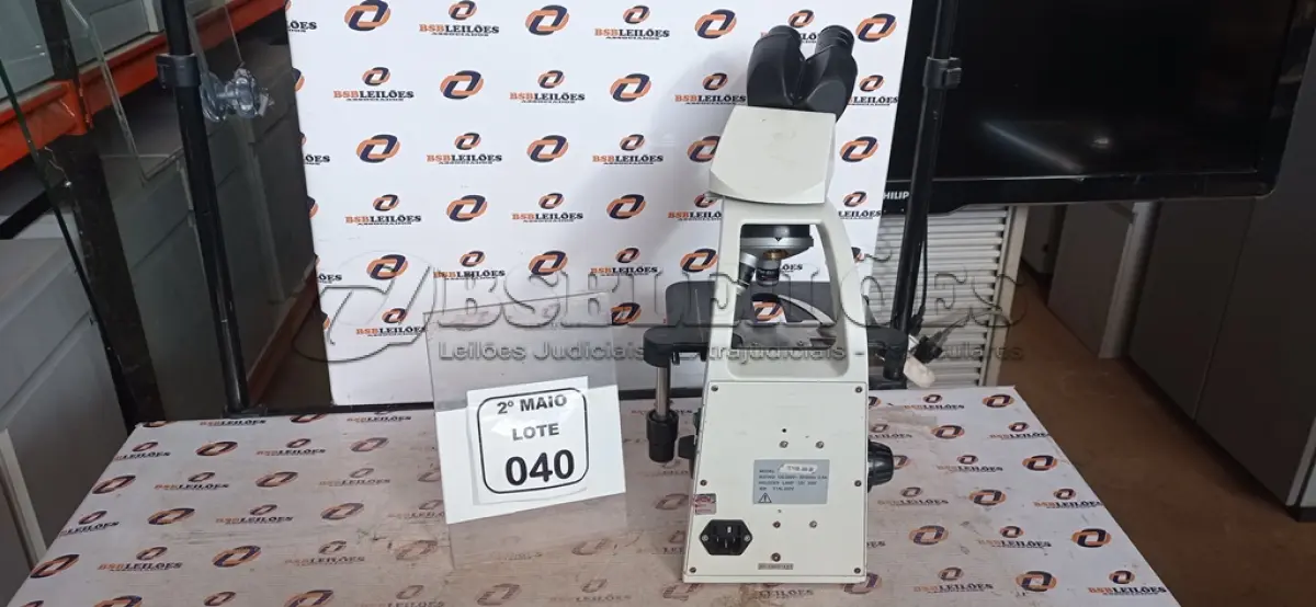 LOTE 040 - 01 MICROSCÓPIO MARCA OPTON. (NO ESTADO) ATENÇÃO! FAZER A VISITAÇÃO ANTES DE ARREMATAR, NÃO SABEMOS SE FUNCIONA, LEILÃO NÃO TEM GARANTIA E NEM DEVOLUÇÃO, SUJEITO A POSSÍVEIS AVARIAS VISÍVEIS/OCULTAS E/OU AUSÊNCIA DE COMPONENTES.