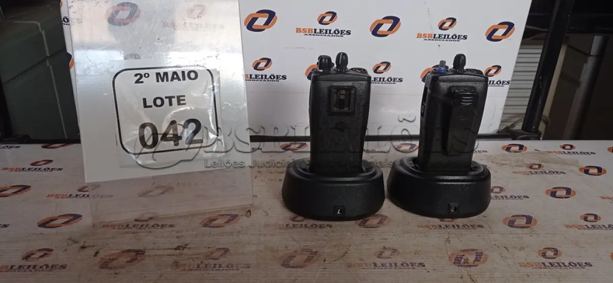 LOTE 042 - 02 RÁDIOS COMUNICADORES MODELO EP450S COM BASE DE CARREGADOR. (NO ESTADO) ATENÇÃO! FAZER A VISITAÇÃO ANTES DE ARREMATAR, NÃO SABEMOS SE FUNCIONA, LEILÃO NÃO TEM GARANTIA E NEM DEVOLUÇÃO, SUJEITO A POSSÍVEIS AVARIAS VISÍVEIS/OCULTAS E/OU AUSÊNCIA DE COMPONENTES.