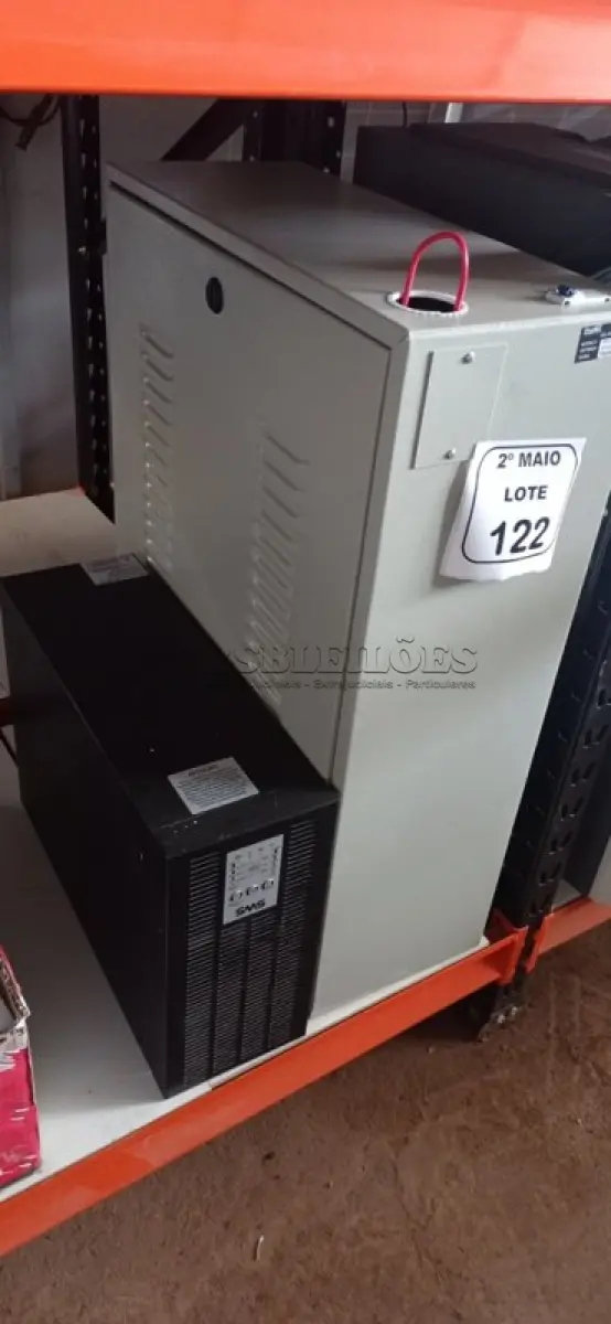 LOTE 122 - 01 BANCO DE BATERIA VAZIO E 01 NOBREAK 1684 VA MARCA SMS. (NO ESTADO) ATENÇÃO! FAZER A VISITAÇÃO ANTES DE ARREMATAR, NÃO SABEMOS SE FUNCIONA, LEILÃO NÃO TEM GARANTIA E NEM DEVOLUÇÃO, SUJEITO A POSSÍVEIS AVARIAS VISÍVEIS/OCULTAS E/OU AUSÊNCIA DE COMPONENTES.