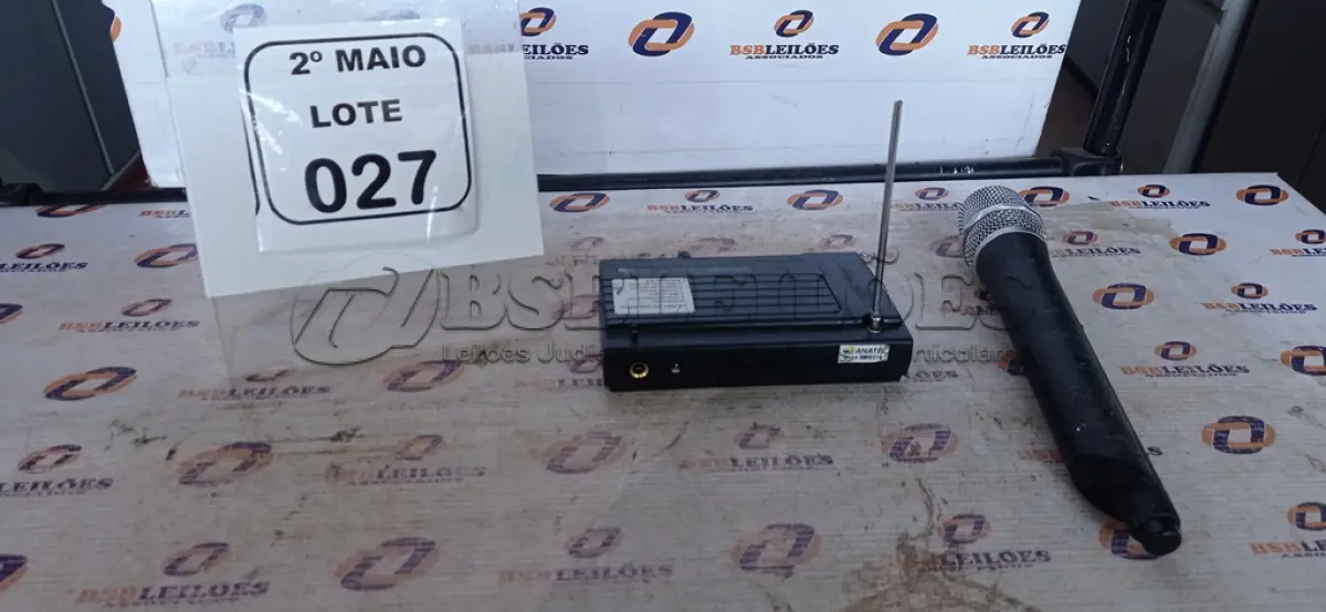 LOTE 027 - 01 MICROFONE COM RECEPTOR. (NO ESTADO) ATENÇÃO! FAZER A VISITAÇÃO ANTES DE ARREMATAR, NÃO SABEMOS SE FUNCIONA, LEILÃO NÃO TEM GARANTIA E NEM DEVOLUÇÃO, SUJEITO A POSSÍVEIS AVARIAS VISÍVEIS/OCULTAS E/OU AUSÊNCIA DE COMPONENTES.