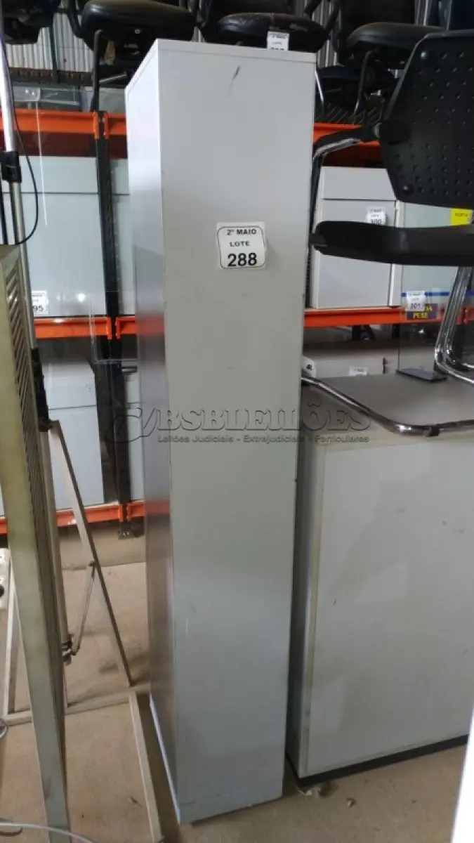 LOTE 288 - 01 ARMÁRIO ROUPEIRO DE 1,86X0,30 E AÇO COM 03 PORTAS. (NO ESTADO) ATENÇÃO! FAZER A VISITAÇÃO ANTES DE ARREMATAR, NÃO SABEMOS SE FUNCIONA, LEILÃO NÃO TEM GARANTIA E NEM DEVOLUÇÃO, SUJEITO A POSSÍVEIS AVARIAS VISÍVEIS/OCULTAS E/OU AUSÊNCIA DE COMPONENTES.