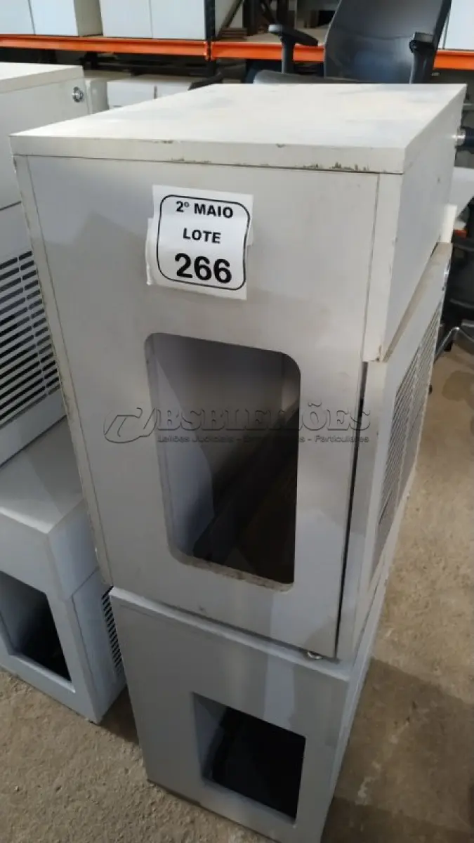 LOTE 266 - 03 ARMÁRIOS PARA CPU COM 01 PORTA E 01 GAVETA. (NO ESTADO) ATENÇÃO! FAZER A VISITAÇÃO ANTES DE ARREMATAR, NÃO SABEMOS SE FUNCIONA, LEILÃO NÃO TEM GARANTIA E NEM DEVOLUÇÃO, SUJEITO A POSSÍVEIS AVARIAS VISÍVEIS/OCULTAS E/OU AUSÊNCIA DE COMPONENTES.