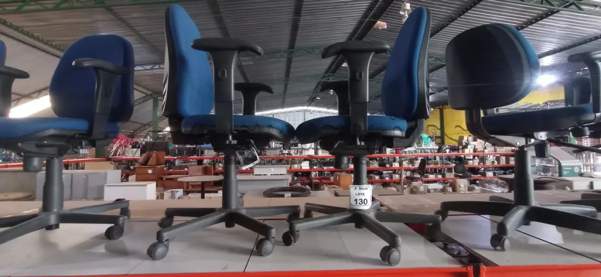 LOTE 130 - 02 CADEIRAS DE ESCRITÓRIO GIRATÓRIAS NA COR AZUL. (NO ESTADO) ATENÇÃO! FAZER A VISITAÇÃO ANTES DE ARREMATAR, NÃO SABEMOS SE FUNCIONA, LEILÃO NÃO TEM GARANTIA E NEM DEVOLUÇÃO, SUJEITO A POSSÍVEIS AVARIAS VISÍVEIS/OCULTAS E/OU AUSÊNCIA DE COMPONENTES.