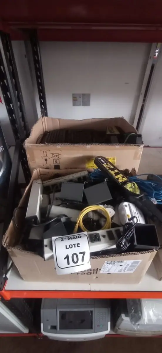 LOTE 107 - 01 LOTE COM GRANDE QUANTIDADE DE TECLADOS DE PC, DETECTORES DE METAL, RÉGUAS ELÉTRICAS E CABOS DIVERSOS. (NO ESTADO) ATENÇÃO! FAZER A VISITAÇÃO ANTES DE ARREMATAR, NÃO SABEMOS SE FUNCIONA, LEILÃO NÃO TEM GARANTIA E NEM DEVOLUÇÃO, SUJEITO A POSSÍVEIS AVARIAS VISÍVEIS/OCULTAS E/OU AUSÊNCIA DE COMPONENTES.