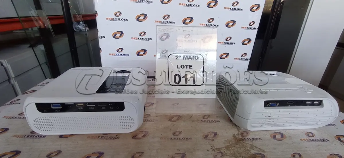 LOTE 011 - 02 PROJETORES SEM CABOS. (NO ESTADO) ATENÇÃO! FAZER A VISITAÇÃO ANTES DE ARREMATAR, NÃO SABEMOS SE FUNCIONA, LEILÃO NÃO TEM GARANTIA E NEM DEVOLUÇÃO, SUJEITO A POSSÍVEIS AVARIAS VISÍVEIS/OCULTAS E/OU AUSÊNCIA DE COMPONENTES.