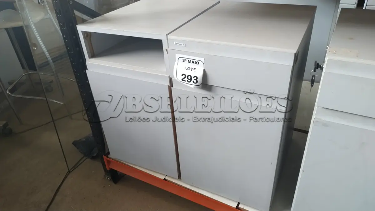 LOTE 293 - 02 ARMÁRIOS PARA CPU COM 01 PORTA E 01 GAVETA. (NO ESTADO) ATENÇÃO! FAZER A VISITAÇÃO ANTES DE ARREMATAR, NÃO SABEMOS SE FUNCIONA, LEILÃO NÃO TEM GARANTIA E NEM DEVOLUÇÃO, SUJEITO A POSSÍVEIS AVARIAS VISÍVEIS/OCULTAS E/OU AUSÊNCIA DE COMPONENTES.