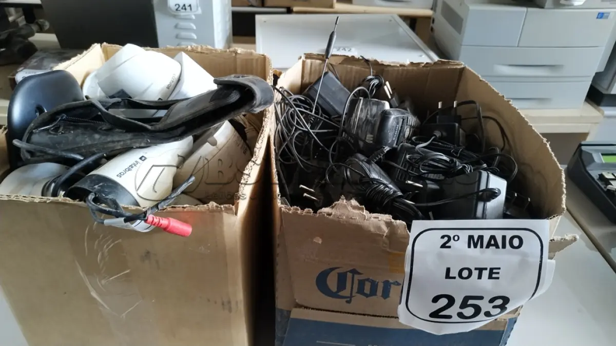 LOTE 253 - 01 CAIXA COM GRANDE QUANTIDADE DE FONTES E VÁRIAS CÂMERAS DE MONITORAMENTO DE MARCAS E MODELOS DIVERSOS. (NO ESTADO) ATENÇÃO! FAZER A VISITAÇÃO ANTES DE ARREMATAR, NÃO SABEMOS SE FUNCIONA, LEILÃO NÃO TEM GARANTIA E NEM DEVOLUÇÃO, SUJEITO A POSSÍVEIS AVARIAS VISÍVEIS/OCULTAS E/OU AUSÊNCIA DE COMPONENTES.