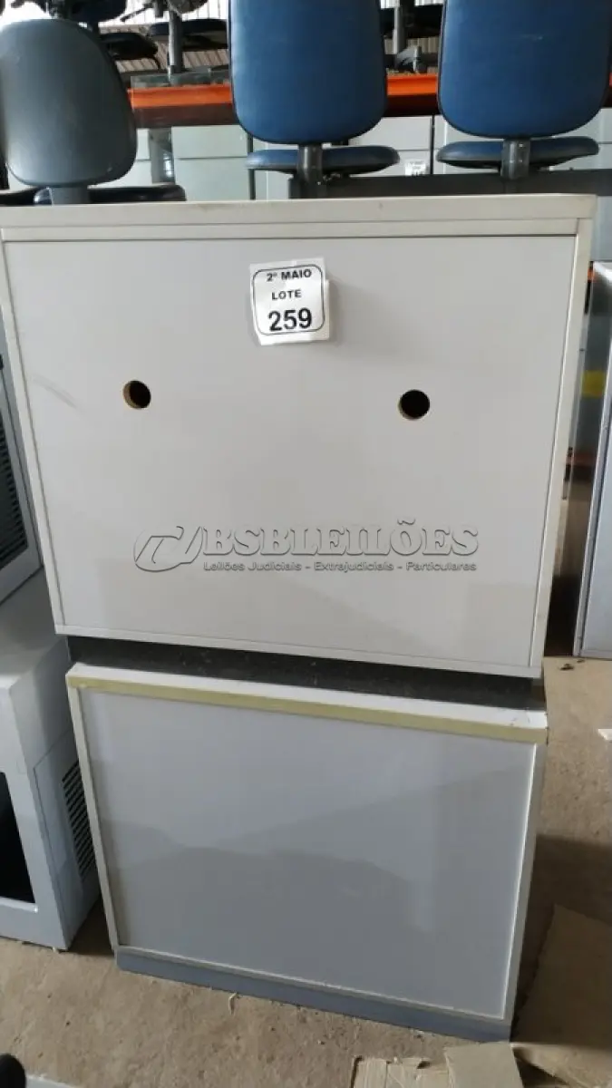 LOTE 259 - 02 ARMÁRIOS BAIXOS EM MADEIRA COM 02 PORTAS CADA. (NO ESTADO) ATENÇÃO! FAZER A VISITAÇÃO ANTES DE ARREMATAR, NÃO SABEMOS SE FUNCIONA, LEILÃO NÃO TEM GARANTIA E NEM DEVOLUÇÃO, SUJEITO A POSSÍVEIS AVARIAS VISÍVEIS/OCULTAS E/OU AUSÊNCIA DE COMPONENTES.