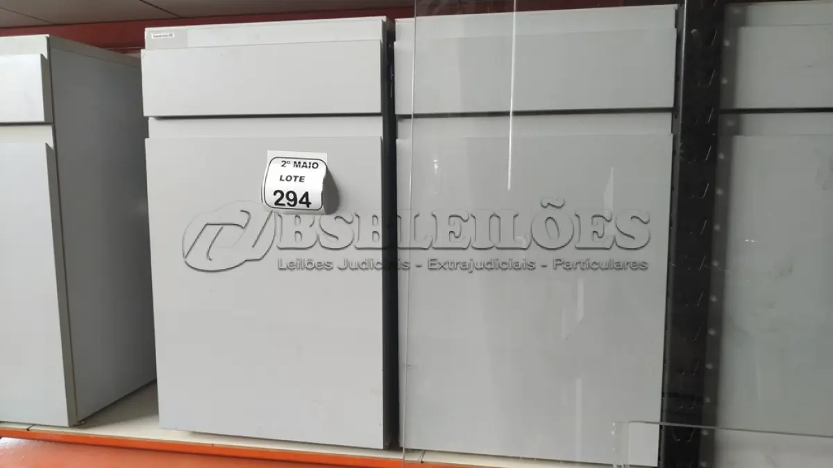 LOTE 294 - 02 ARMÁRIOS PARA CPU COM 01 PORTA E 01 GAVETA. (NO ESTADO) ATENÇÃO! FAZER A VISITAÇÃO ANTES DE ARREMATAR, NÃO SABEMOS SE FUNCIONA, LEILÃO NÃO TEM GARANTIA E NEM DEVOLUÇÃO, SUJEITO A POSSÍVEIS AVARIAS VISÍVEIS/OCULTAS E/OU AUSÊNCIA DE COMPONENTES.
