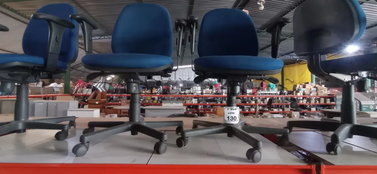 LOTE 130 - 02 CADEIRAS DE ESCRITÓRIO GIRATÓRIAS NA COR AZUL. (NO ESTADO) ATENÇÃO! FAZER A VISITAÇÃO ANTES DE ARREMATAR, NÃO SABEMOS SE FUNCIONA, LEILÃO NÃO TEM GARANTIA E NEM DEVOLUÇÃO, SUJEITO A POSSÍVEIS AVARIAS VISÍVEIS/OCULTAS E/OU AUSÊNCIA DE COMPONENTES.