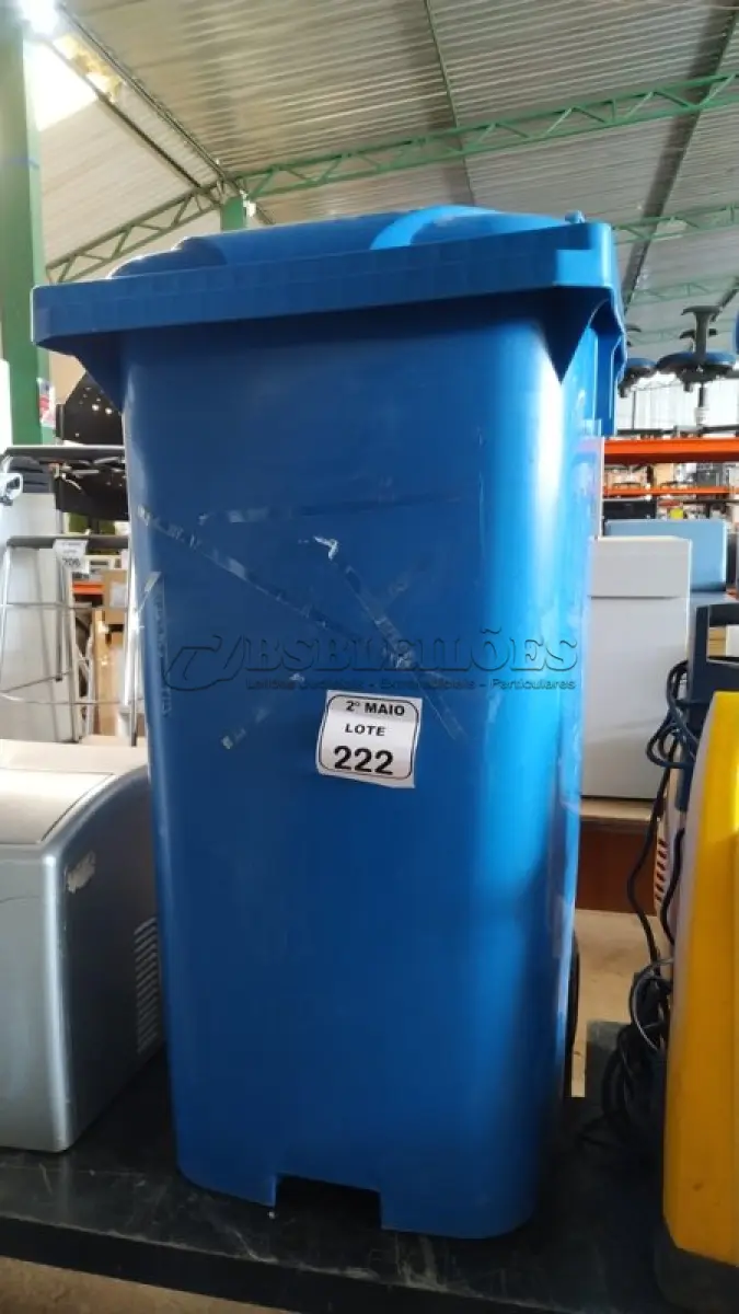 LOTE 222 - 01 LIXEIRA DE 240L NA COR AZUL. (NO ESTADO) ATENÇÃO! FAZER A VISITAÇÃO ANTES DE ARREMATAR, NÃO SABEMOS SE FUNCIONA, LEILÃO NÃO TEM GARANTIA E NEM DEVOLUÇÃO, SUJEITO A POSSÍVEIS AVARIAS VISÍVEIS/OCULTAS E/OU AUSÊNCIA DE COMPONENTES.