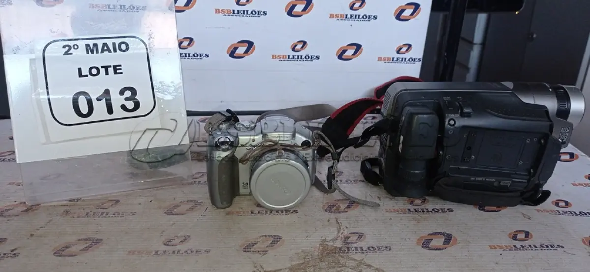 LOTE 013 - 01 FILMADORA MODELO SUPER VHS MARCA JVC SEM BATERIA E 01 CÂMERA MODELO S2 IS MARCA CANON. (NO ESTADO) ATENÇÃO! FAZER A VISITAÇÃO ANTES DE ARREMATAR, NÃO SABEMOS SE FUNCIONA, LEILÃO NÃO TEM GARANTIA E NEM DEVOLUÇÃO, SUJEITO A POSSÍVEIS AVARIAS VISÍVEIS/OCULTAS E/OU AUSÊNCIA DE COMPONENTES.