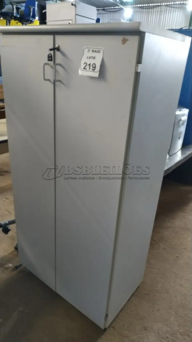 LOTE 219 - 01 ARMÁRIO ALTO EM MADEIRA COM 02 PORTAS. (NO ESTADO) ATENÇÃO! FAZER A VISITAÇÃO ANTES DE ARREMATAR, NÃO SABEMOS SE FUNCIONA, LEILÃO NÃO TEM GARANTIA E NEM DEVOLUÇÃO, SUJEITO A POSSÍVEIS AVARIAS VISÍVEIS/OCULTAS E/OU AUSÊNCIA DE COMPONENTES.