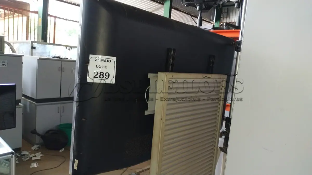 LOTE 289 - 01 TV LCD 52’’ MARCA PHILIPS SEM CONTROLE. (NO ESTADO) ATENÇÃO! FAZER A VISITAÇÃO ANTES DE ARREMATAR, NÃO SABEMOS SE FUNCIONA, LEILÃO NÃO TEM GARANTIA E NEM DEVOLUÇÃO, SUJEITO A POSSÍVEIS AVARIAS VISÍVEIS/OCULTAS E/OU AUSÊNCIA DE COMPONENTES.