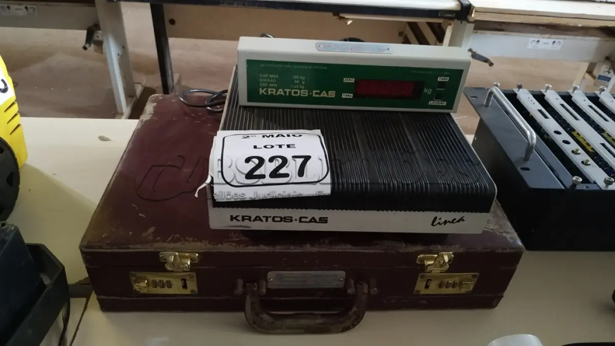 LOTE 227 - 01 MALETA COM SENHA E 01 BALANÇA MARCA KRATOS. (NO ESTADO) ATENÇÃO! FAZER A VISITAÇÃO ANTES DE ARREMATAR, NÃO SABEMOS SE FUNCIONA, LEILÃO NÃO TEM GARANTIA E NEM DEVOLUÇÃO, SUJEITO A POSSÍVEIS AVARIAS VISÍVEIS/OCULTAS E/OU AUSÊNCIA DE COMPONENTES.