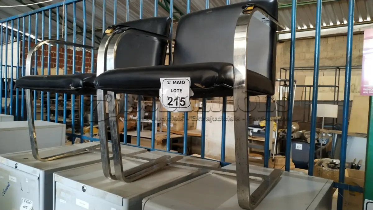 LOTE 215 - 02 CADEIRAS COM BASE CROMADA E ASSENTO ALMOFADADO NA COR PRETA. (NO ESTADO) ATENÇÃO! FAZER A VISITAÇÃO ANTES DE ARREMATAR, NÃO SABEMOS SE FUNCIONA, LEILÃO NÃO TEM GARANTIA E NEM DEVOLUÇÃO, SUJEITO A POSSÍVEIS AVARIAS VISÍVEIS/OCULTAS E/OU AUSÊNCIA DE COMPONENTES.