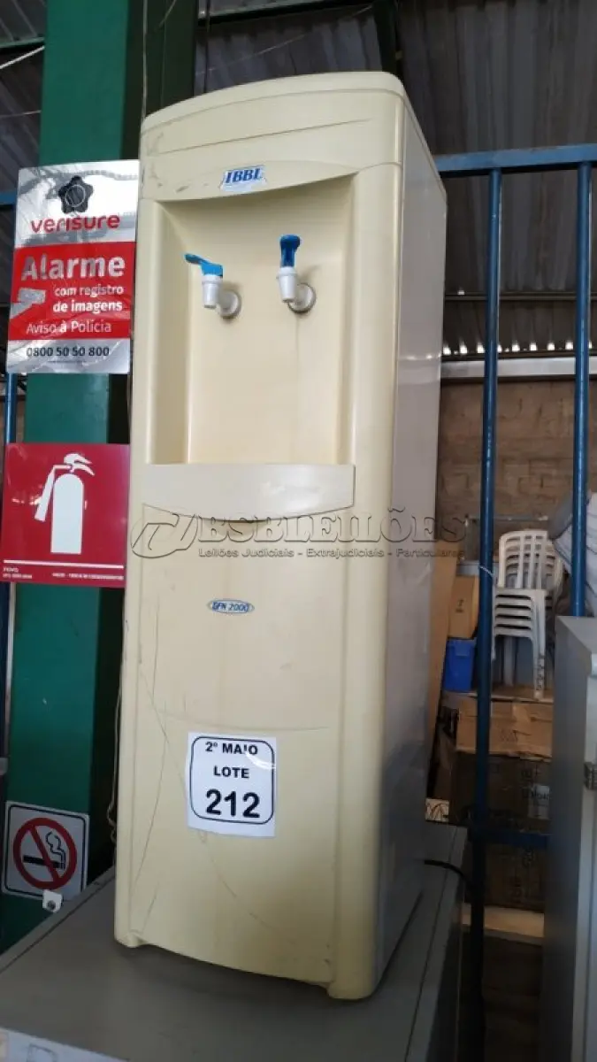 LOTE 212 - 01 BEBEDOURO PARA GARRAFÃO REFRIGERADO MARCA IBBL. (NO ESTADO) ATENÇÃO! FAZER A VISITAÇÃO ANTES DE ARREMATAR, NÃO SABEMOS SE FUNCIONA, LEILÃO NÃO TEM GARANTIA E NEM DEVOLUÇÃO, SUJEITO A POSSÍVEIS AVARIAS VISÍVEIS/OCULTAS E/OU AUSÊNCIA DE COMPONENTES.