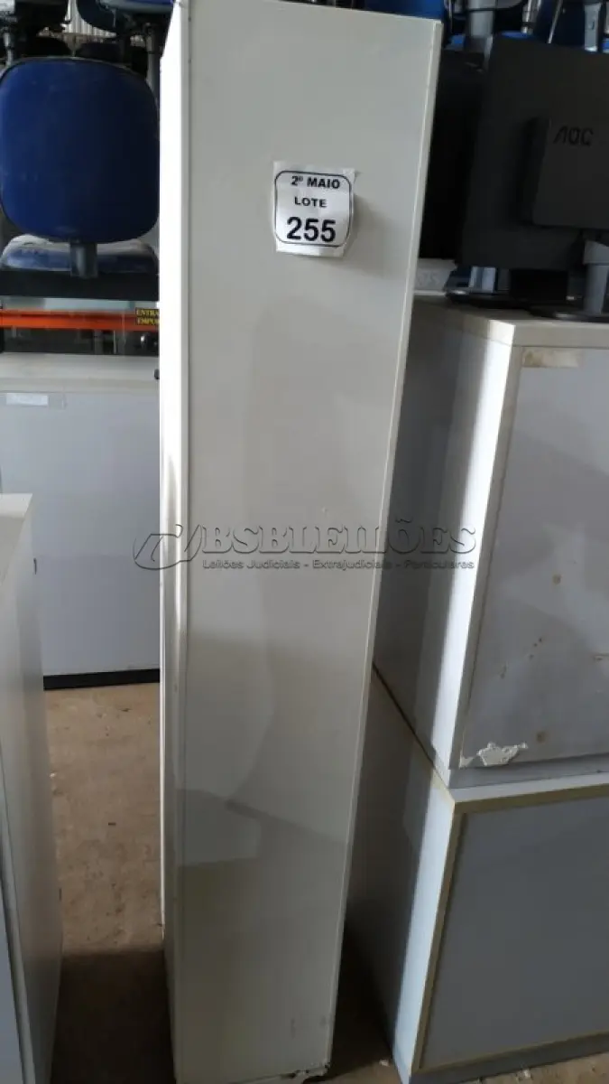 LOTE 255 - 01 ARMÁRIO ROUPEIRO DE FERRO ESTREITO DE 1,80X0,31. (NO ESTADO) ATENÇÃO! FAZER A VISITAÇÃO ANTES DE ARREMATAR, NÃO SABEMOS SE FUNCIONA, LEILÃO NÃO TEM GARANTIA E NEM DEVOLUÇÃO, SUJEITO A POSSÍVEIS AVARIAS VISÍVEIS/OCULTAS E/OU AUSÊNCIA DE COMPONENTES.