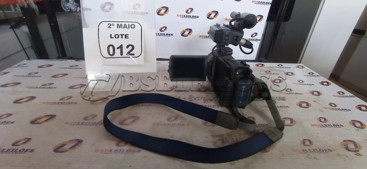 LOTE 012 - 01 FILMADORA PROFISSIONAL MODELO DSR-PDX10 DVCAM MARCA SONY COM MICROFONE SHOTGUN ACOPLADO. (NO ESTADO) ATENÇÃO! FAZER A VISITAÇÃO ANTES DE ARREMATAR, NÃO SABEMOS SE FUNCIONA, LEILÃO NÃO TEM GARANTIA E NEM DEVOLUÇÃO, SUJEITO A POSSÍVEIS AVARIAS VISÍVEIS/OCULTAS E/OU AUSÊNCIA DE COMPONENTES.