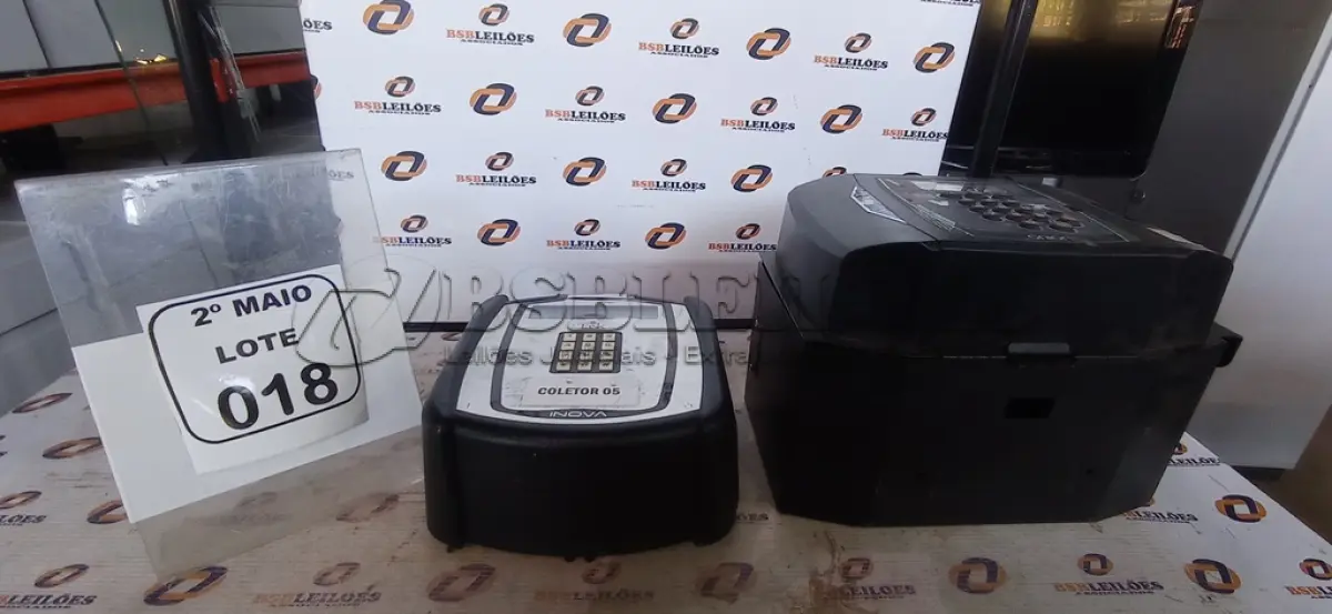 LOTE 018 - 02 RELÓGIOS DE PONTO. (NO ESTADO) ATENÇÃO! FAZER A VISITAÇÃO ANTES DE ARREMATAR, NÃO SABEMOS SE FUNCIONA, LEILÃO NÃO TEM GARANTIA E NEM DEVOLUÇÃO, SUJEITO A POSSÍVEIS AVARIAS VISÍVEIS/OCULTAS E/OU AUSÊNCIA DE COMPONENTES.