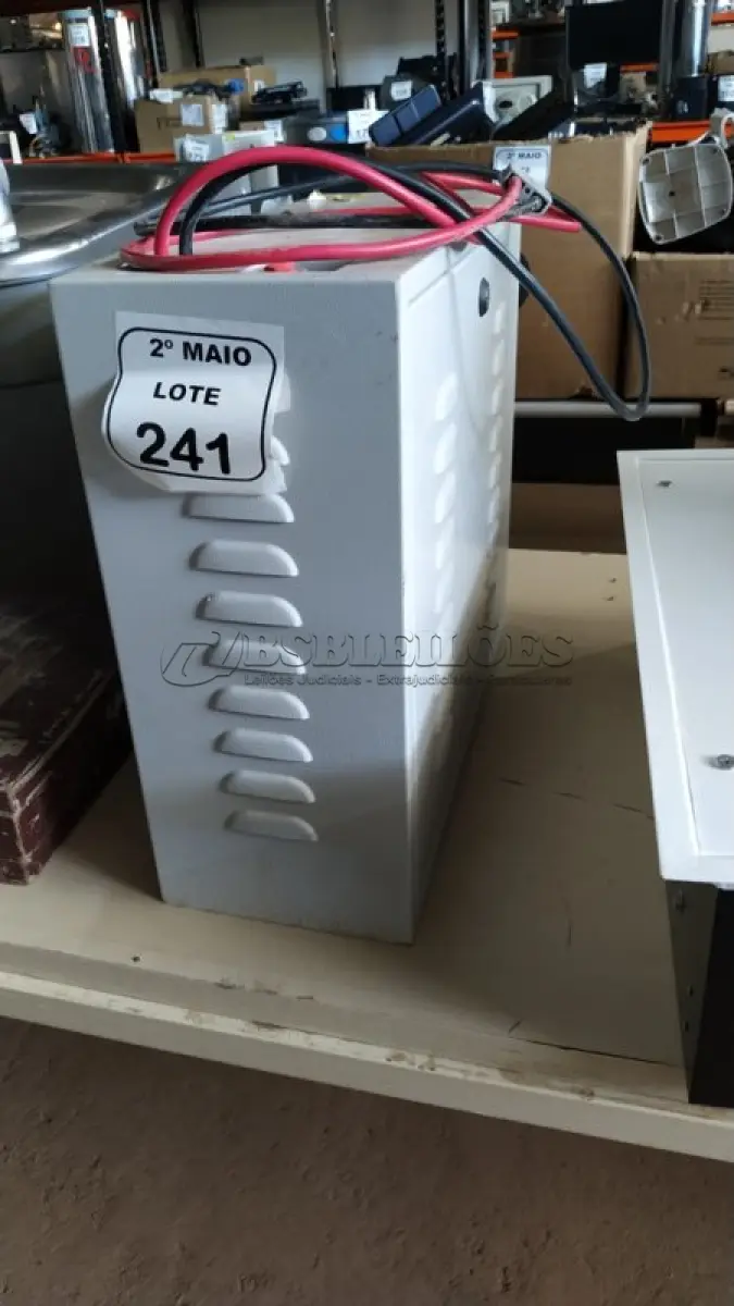 LOTE 241 - 01 BANCO DE BATERIA COM 04 BATERIAS. (NO ESTADO) ATENÇÃO! FAZER A VISITAÇÃO ANTES DE ARREMATAR, NÃO SABEMOS SE FUNCIONA, LEILÃO NÃO TEM GARANTIA E NEM DEVOLUÇÃO, SUJEITO A POSSÍVEIS AVARIAS VISÍVEIS/OCULTAS E/OU AUSÊNCIA DE COMPONENTES.