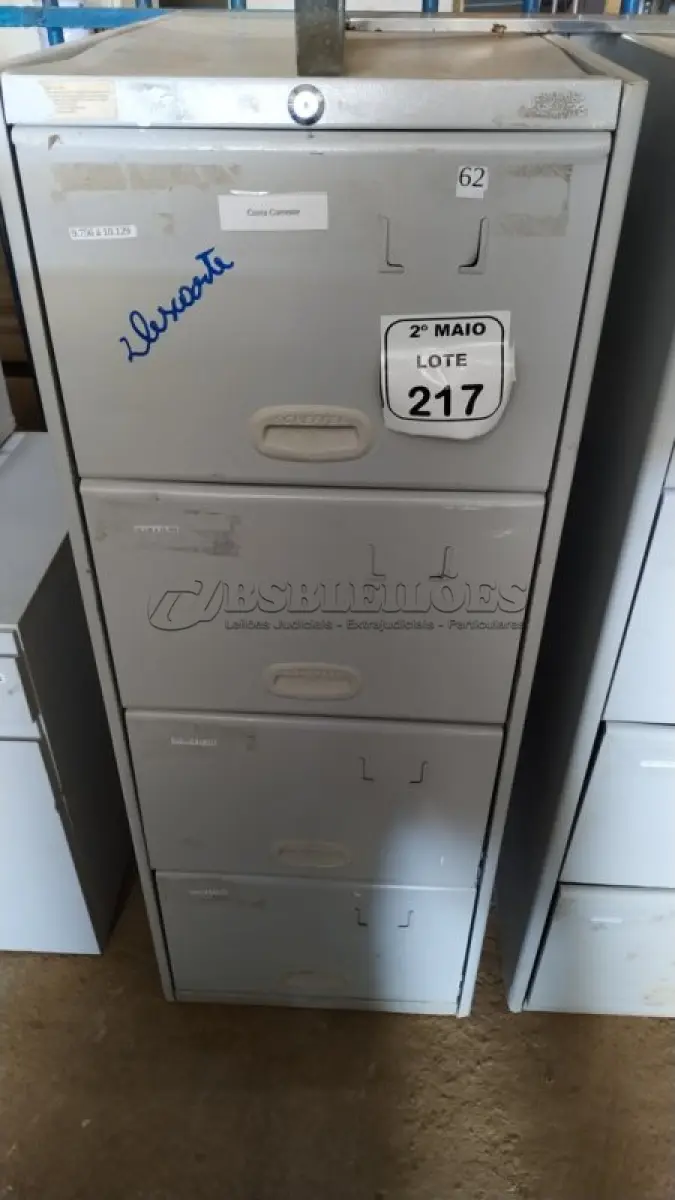 LOTE 217 - 01 ARQUIVO DE AÇO COM 04 GAVETAS. (NO ESTADO) ATENÇÃO! FAZER A VISITAÇÃO ANTES DE ARREMATAR, NÃO SABEMOS SE FUNCIONA, LEILÃO NÃO TEM GARANTIA E NEM DEVOLUÇÃO, SUJEITO A POSSÍVEIS AVARIAS VISÍVEIS/OCULTAS E/OU AUSÊNCIA DE COMPONENTES.