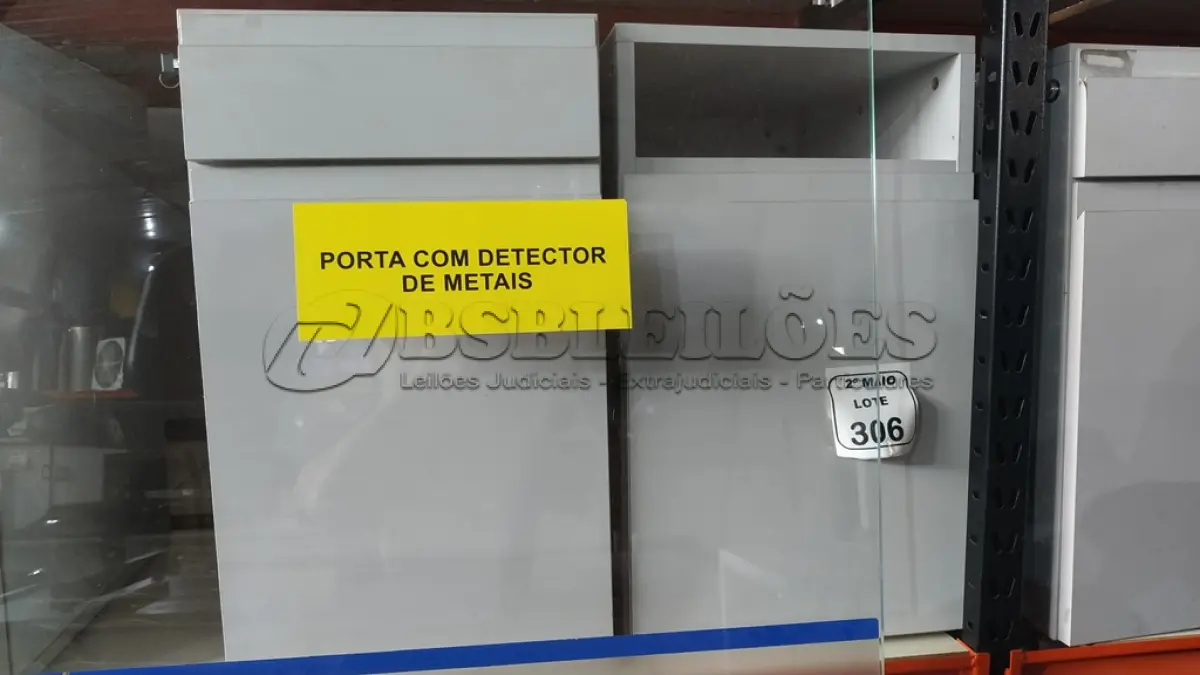 LOTE 306 - 02 ARMÁRIOS PARA CPU COM 01 PORTA E 01 GAVETA. (NO ESTADO) ATENÇÃO! FAZER A VISITAÇÃO ANTES DE ARREMATAR, NÃO SABEMOS SE FUNCIONA, LEILÃO NÃO TEM GARANTIA E NEM DEVOLUÇÃO, SUJEITO A POSSÍVEIS AVARIAS VISÍVEIS/OCULTAS E/OU AUSÊNCIA DE COMPONENTES.
