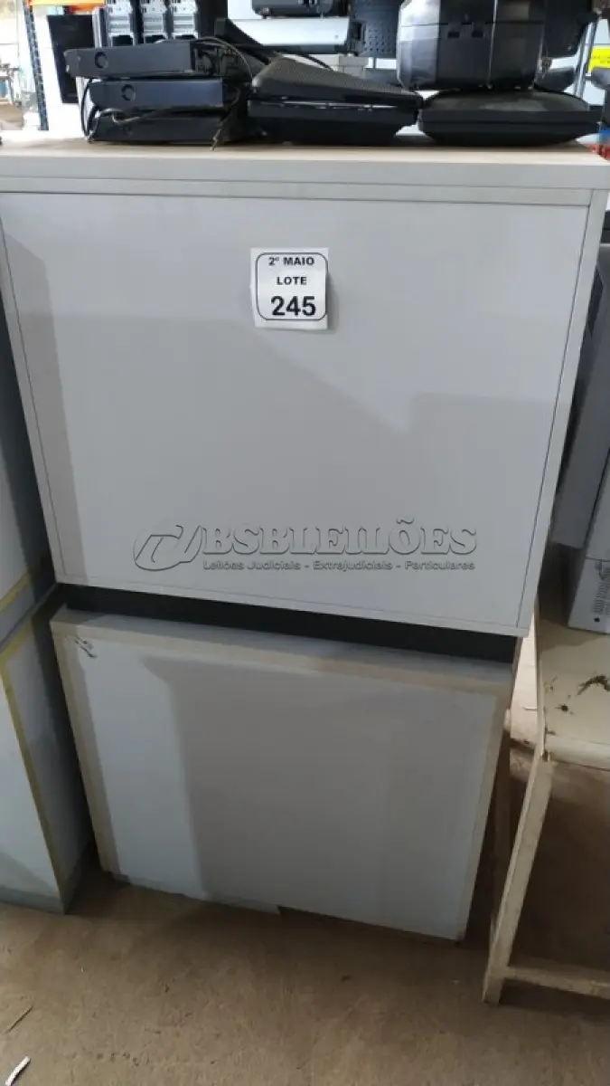 LOTE 245 - 02 ARMÁRIOS BAIXOS EM MADEIRA COM 02 PORTAS CADA. (NO ESTADO) ATENÇÃO! FAZER A VISITAÇÃO ANTES DE ARREMATAR, NÃO SABEMOS SE FUNCIONA, LEILÃO NÃO TEM GARANTIA E NEM DEVOLUÇÃO, SUJEITO A POSSÍVEIS AVARIAS VISÍVEIS/OCULTAS E/OU AUSÊNCIA DE COMPONENTES.