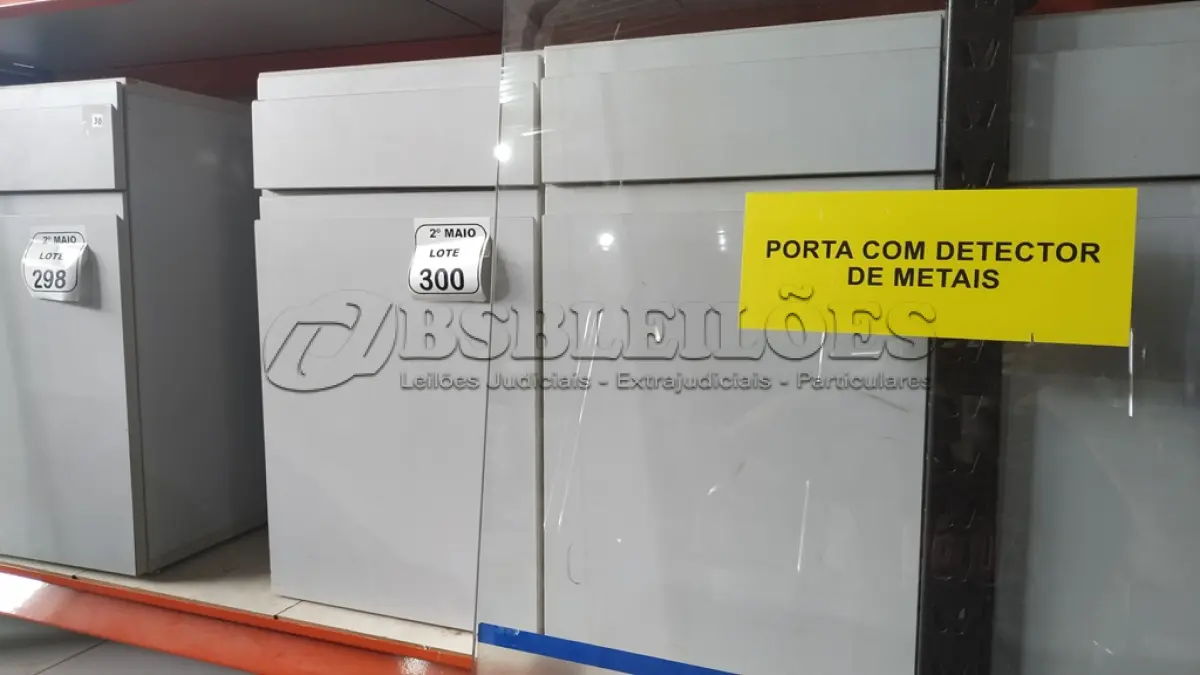 LOTE 300 - 02 ARMÁRIOS PARA CPU COM 01 PORTA E 01 GAVETA. (NO ESTADO) ATENÇÃO! FAZER A VISITAÇÃO ANTES DE ARREMATAR, NÃO SABEMOS SE FUNCIONA, LEILÃO NÃO TEM GARANTIA E NEM DEVOLUÇÃO, SUJEITO A POSSÍVEIS AVARIAS VISÍVEIS/OCULTAS E/OU AUSÊNCIA DE COMPONENTES.