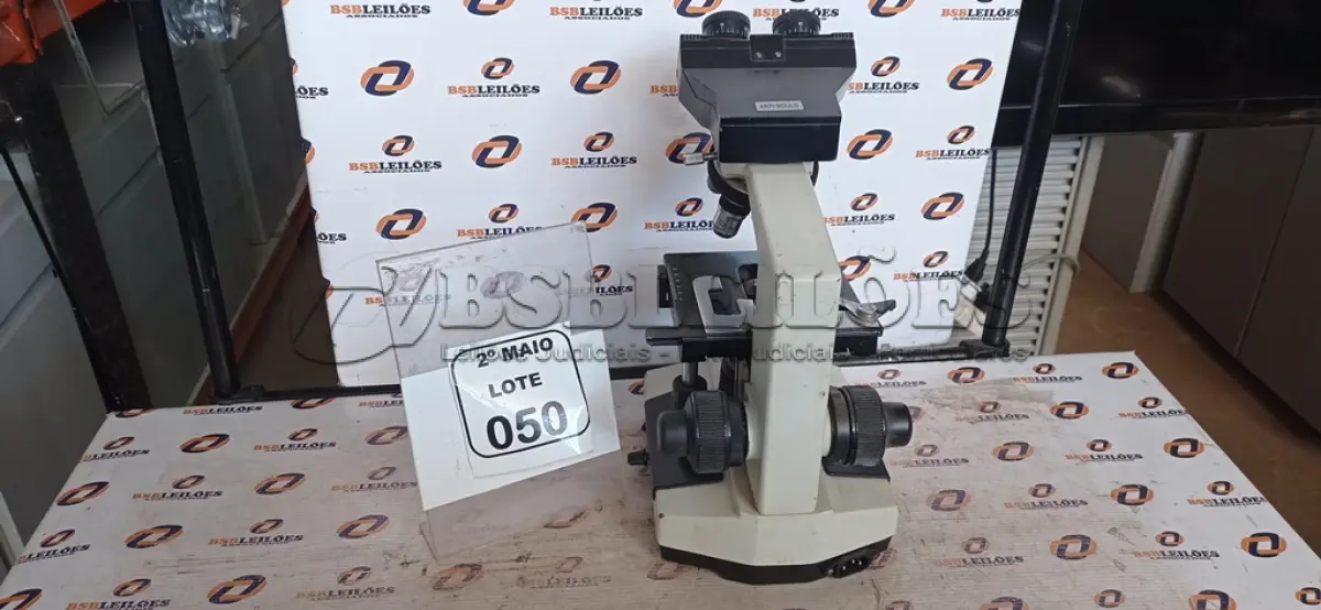 LOTE 050 - 01 MICROSCÓPIO. (NO ESTADO) ATENÇÃO! FAZER A VISITAÇÃO ANTES DE ARREMATAR, NÃO SABEMOS SE FUNCIONA, LEILÃO NÃO TEM GARANTIA E NEM DEVOLUÇÃO, SUJEITO A POSSÍVEIS AVARIAS VISÍVEIS/OCULTAS E/OU AUSÊNCIA DE COMPONENTES.